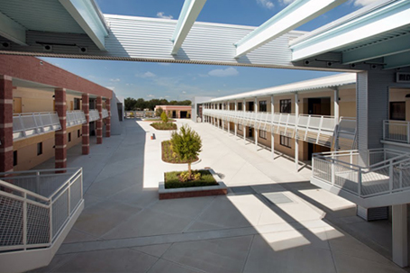 arquitetura-escolar-patio-strawberry-hight-school